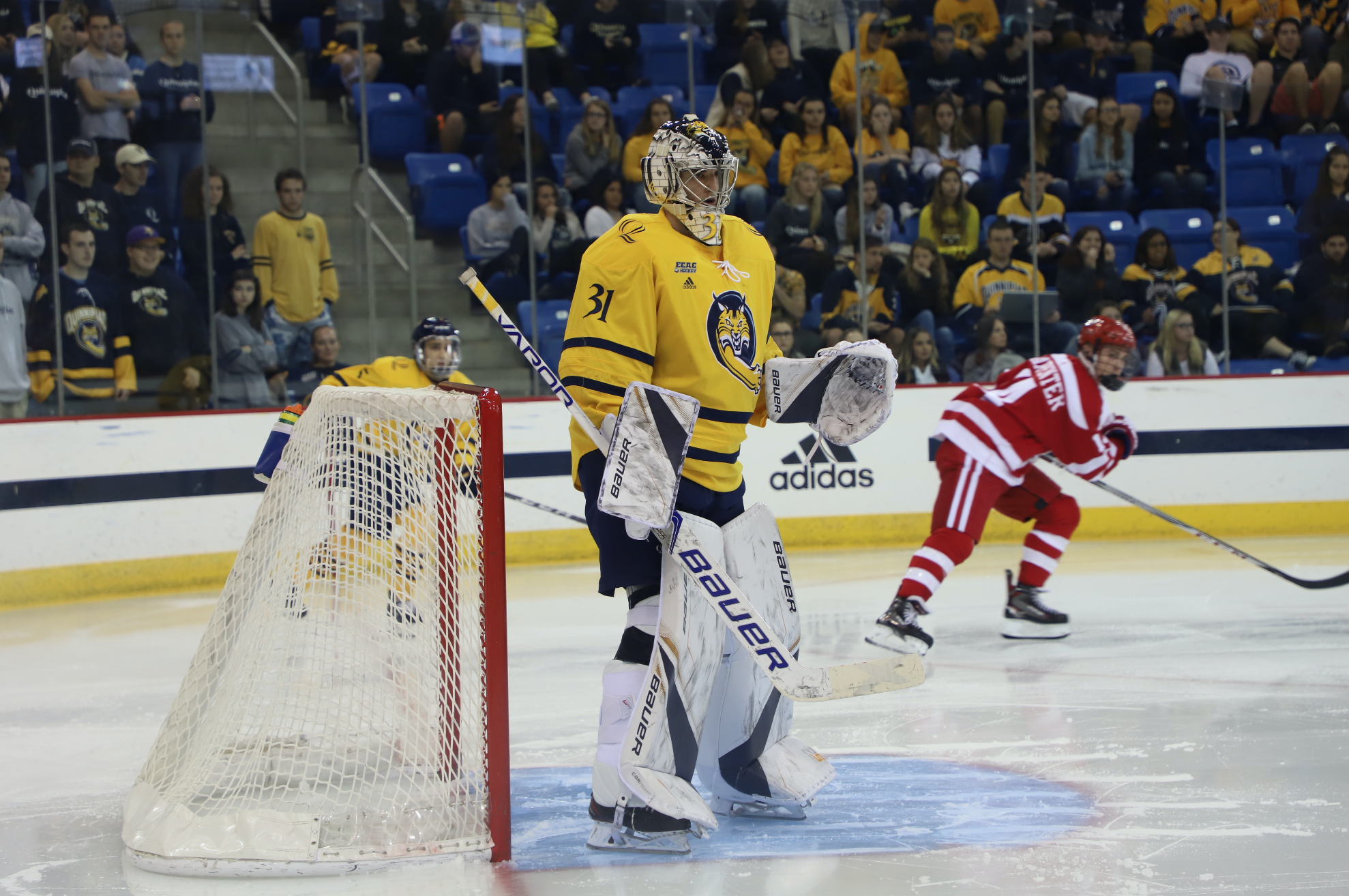 No. 14 Quinnipiac men’s ice hockey loses 3-2 in final seconds to No. 2 Boston University