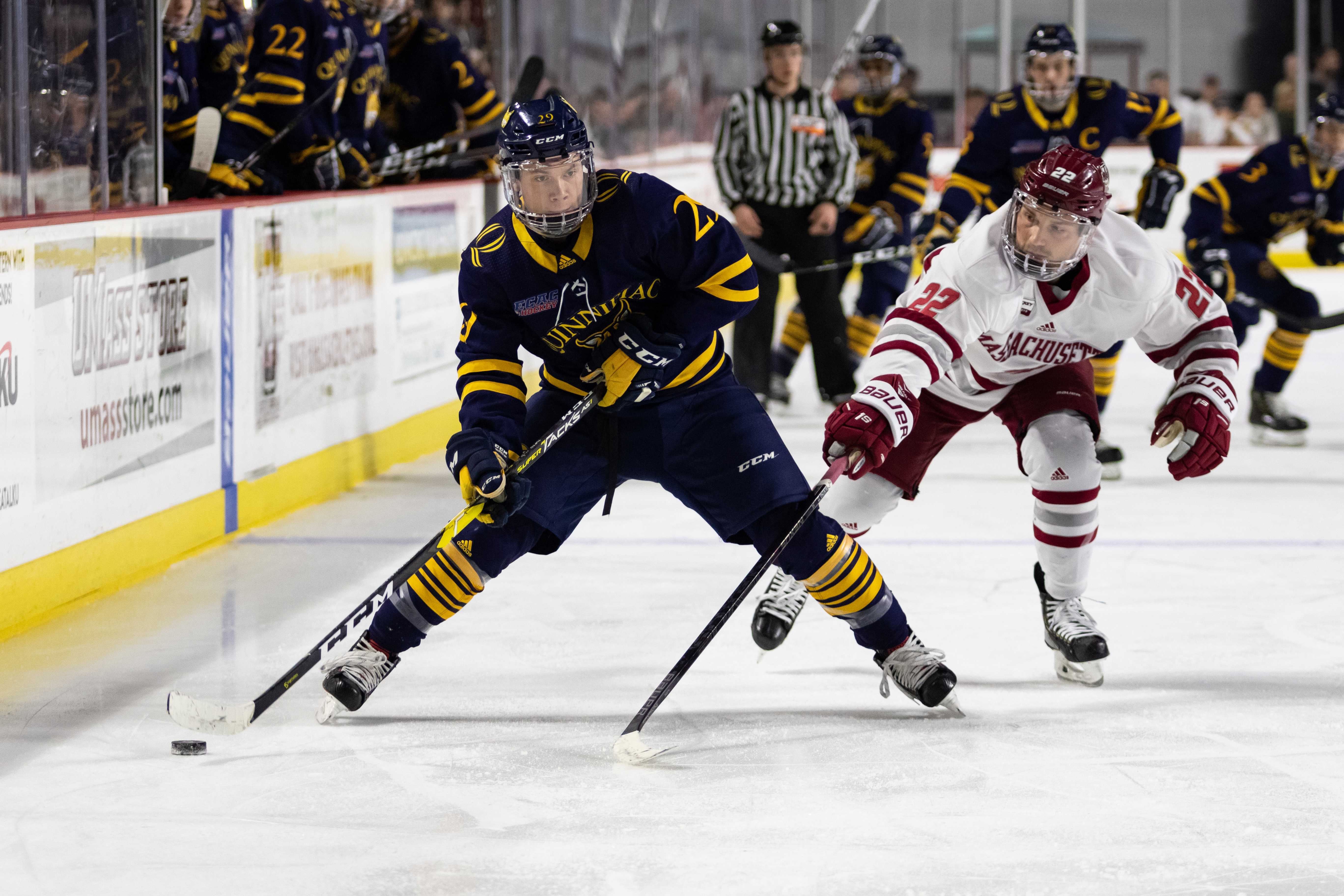 No. 8 Quinnipiac men's ice hockey falls to No. 1 UMass 3-1, head into break with a 14-3-0 record