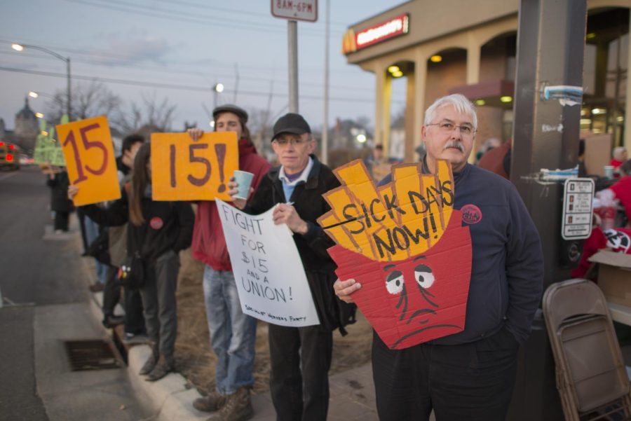 Fast food workers in St. Paul, Minnesota, went on strike to protest for a $15 minimum wage, paid sick leave and union rights on April 14, 2016. (Photo by Fibonacci Blue/Wikimedia Commons)