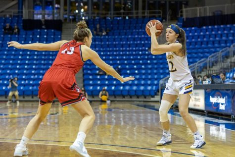 MAAC scoring leader Lou Lopez-Senechal leads Fairfield with a 26-point performance to give Quinnipiac womens basketball its first conference loss