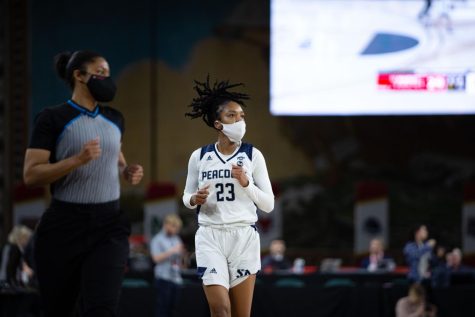Saint Peters graduate senior guard Kendrea Williams scored 10 points in the first quarter during the Peacocks win over Marist.