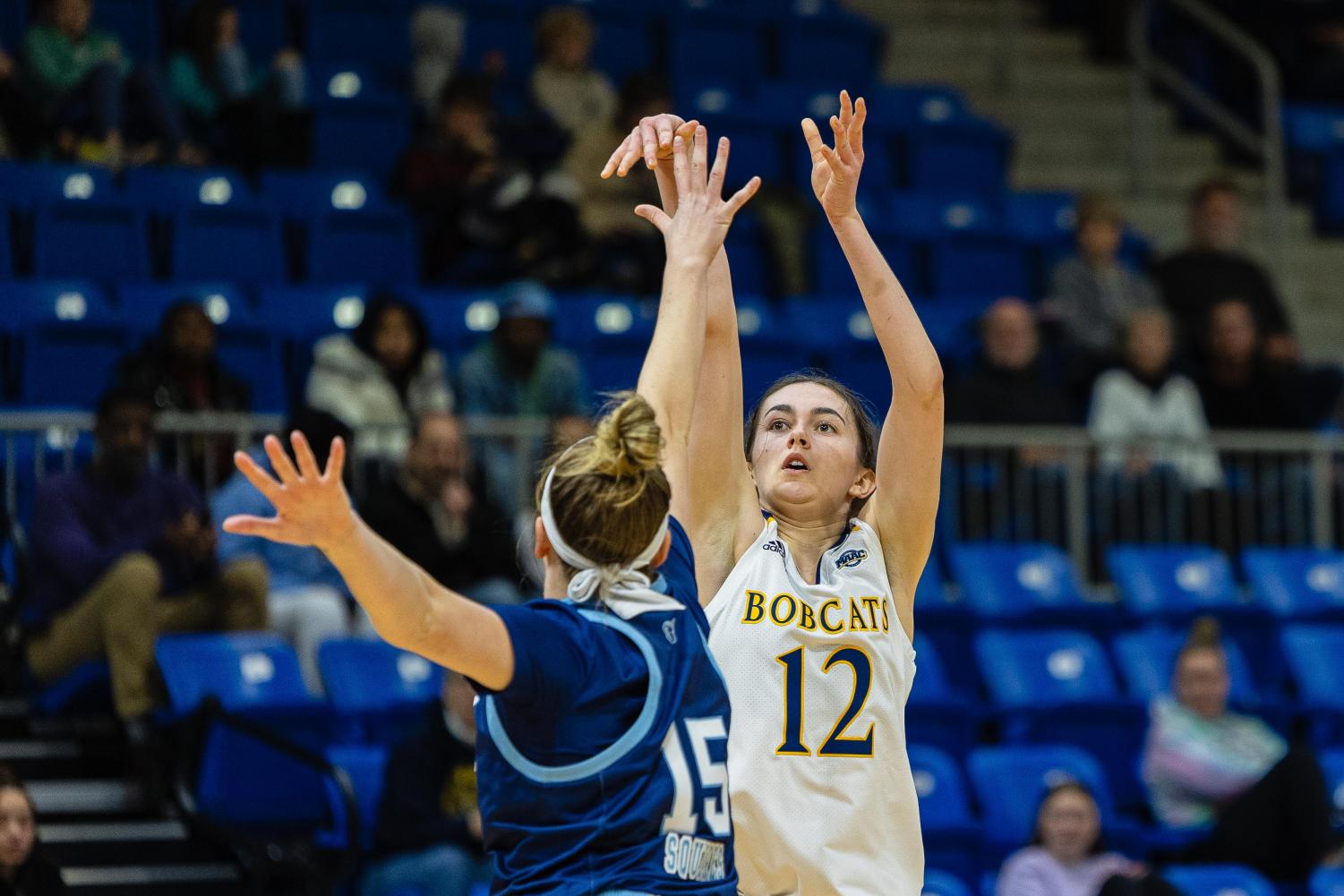 Iona sweeps Quinnipiac, winning 47-42